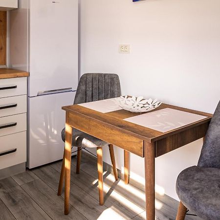 Nina House Apartment ทาร์กู จิอู ภายนอก รูปภาพ