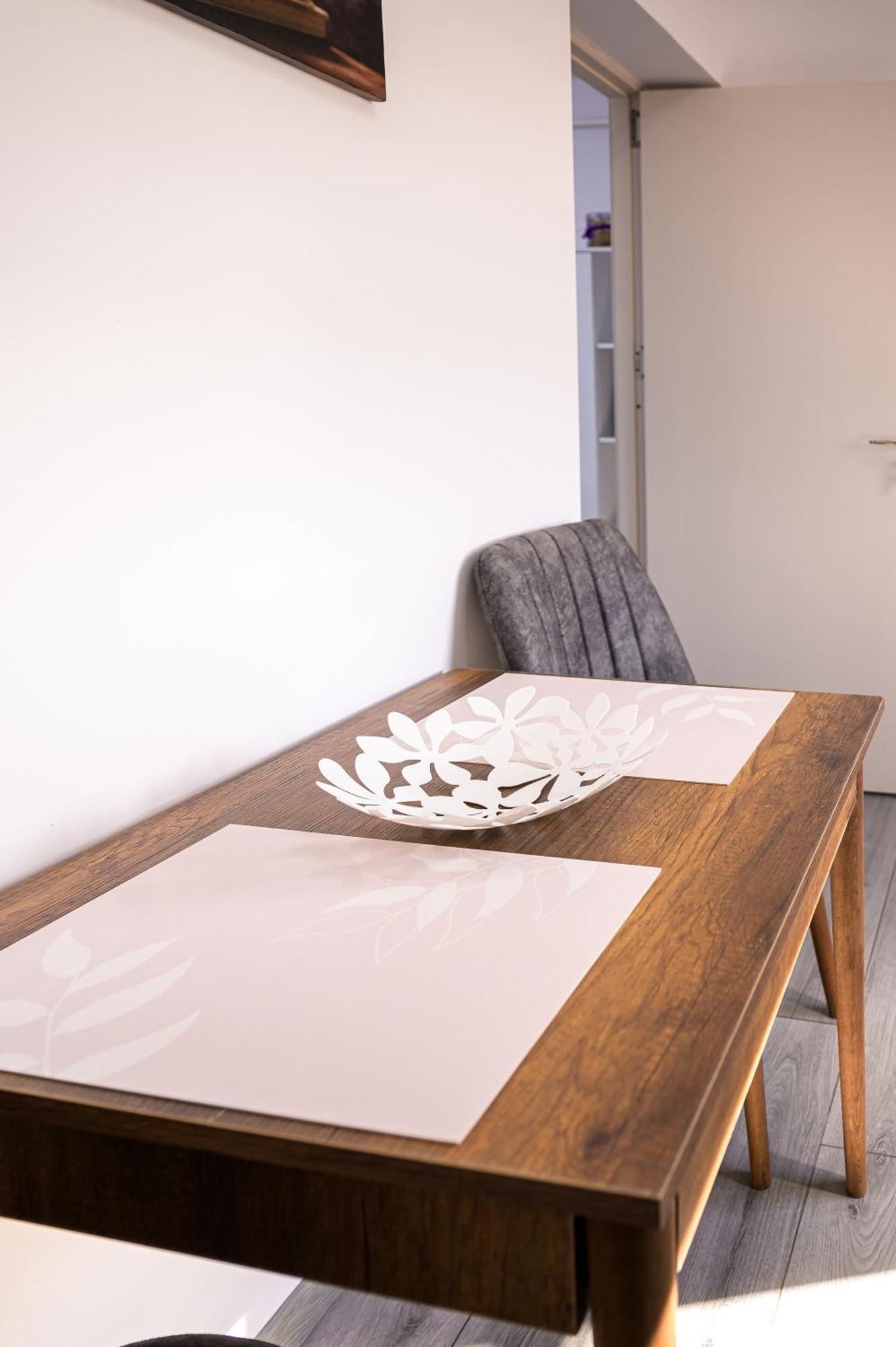 Nina House Apartment ทาร์กู จิอู ภายนอก รูปภาพ